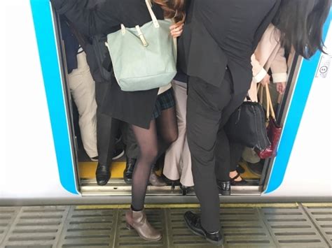 逆痴漢体験談|電車内でノーパン痴女に逆痴漢された！チンコを揉まれ、SEX